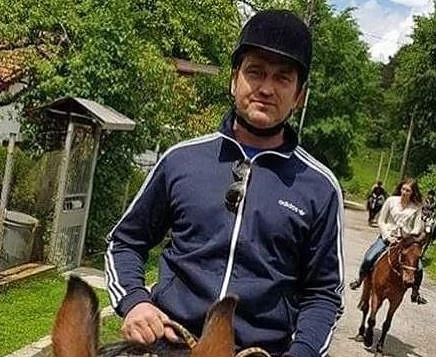 Джерард Бътлър на езда във Владая 