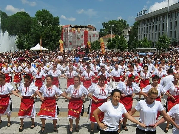 65 автентични български хора в Плевен 