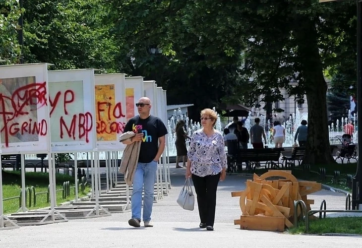 Вандали поругаха информационните табла пред Народния театър „Иван Вазов”