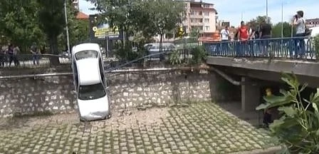 Лек автомобил падна в корито на река в  Хасково
