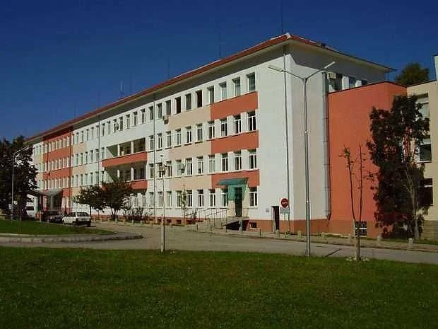 Служителите на болниците във Враца и Ловеч получиха заплатите си