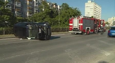 Джип се преобърна на натоварен булевард във Варна (СНИМКИ)