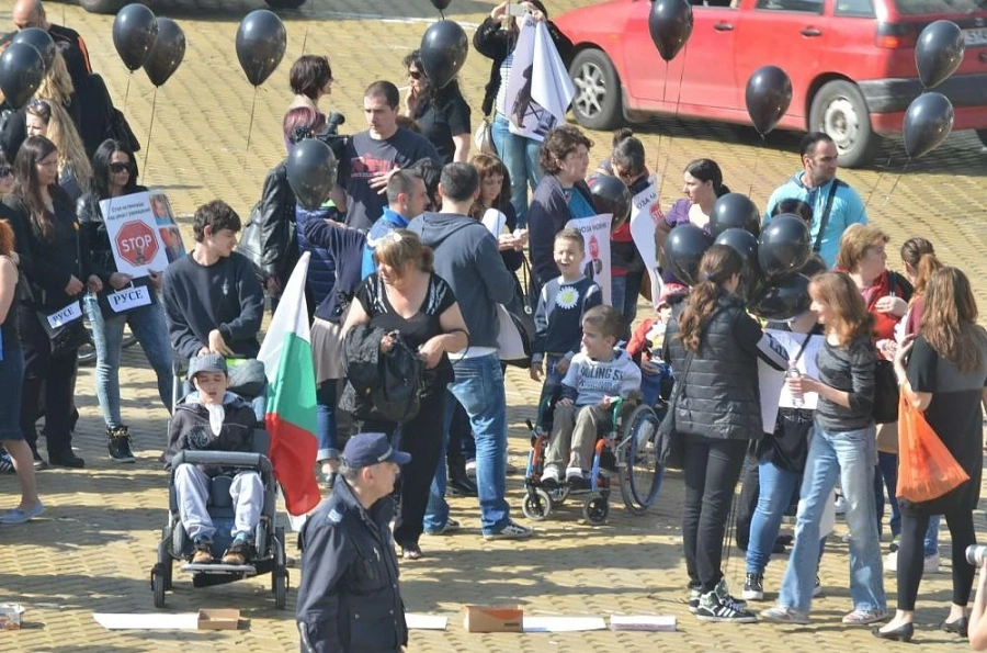 Продължават протестите на родители на деца с увреждания