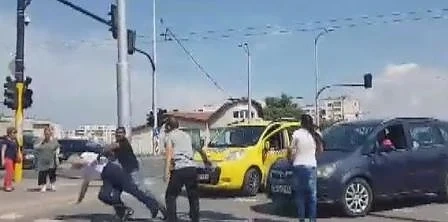 Инцидент с кон доведе до масов бой в София (КАДРИ)