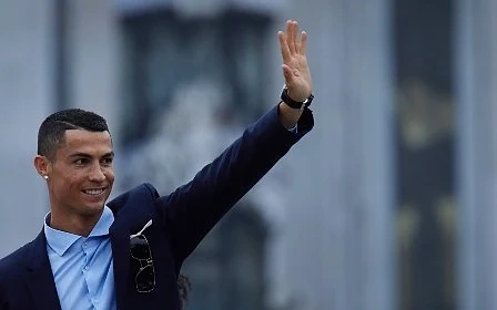 Дете прескочи загражденията за да прегърне Роналдо