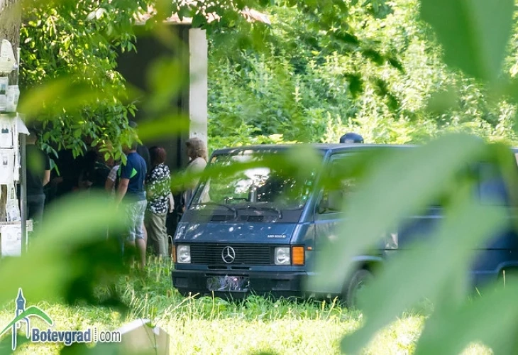 Погребаха Владимир Пелов в родното село на баба му 