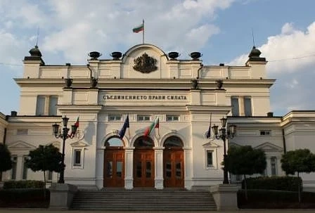 Депутатите почетоха с едноминутно мълчание загиналите военни пилоти