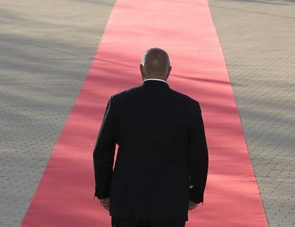 Махайте се от главата на премиера, бързо