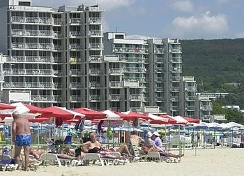 Липсата на кадри по морето предизвика хотелиерите да наемат пенсионери на работа