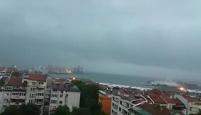 Страшна буря в Бургас (ВИДЕО)