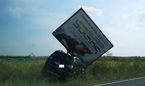 Джип се заби в билборд на пътя Бургас-Поморие