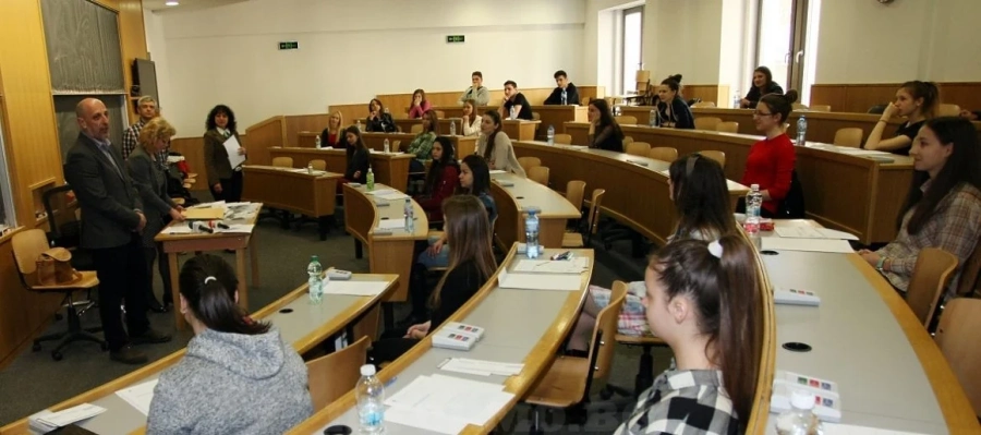 Бъдещите студенти плащат сами здравните си вноски през лятото