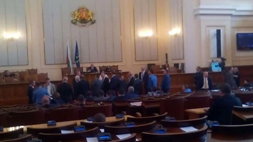Скандал в парламента между управляващите и опозицията 