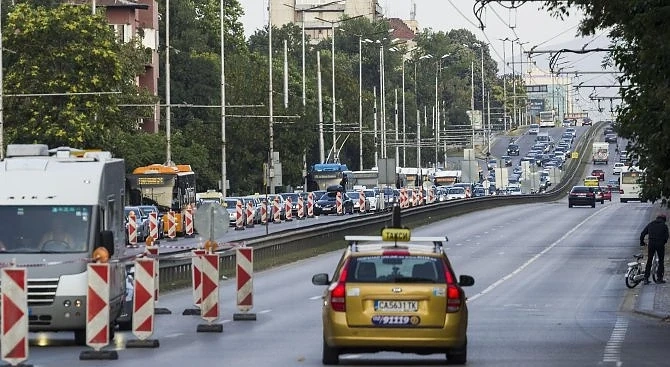 Протест на автобусни шофьори затваря част от София