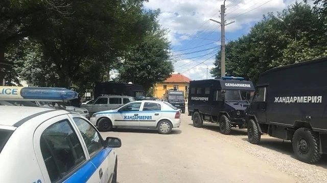 Арестуваха 7 души след сблъсъци между полицаи и роми в Ботевград