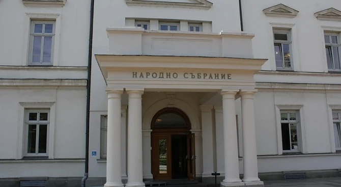 Депутатите на извънредно заседание за вота на недоверие 