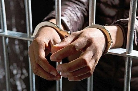 Арестуваха мъж за притежание на дрога и преправен боен пистолет