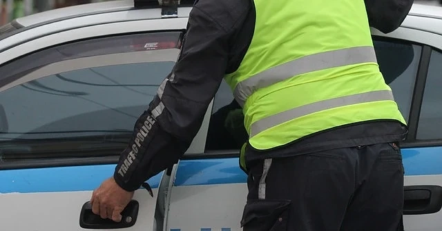 Глобиха мъж за непристойно поведение към полицай 