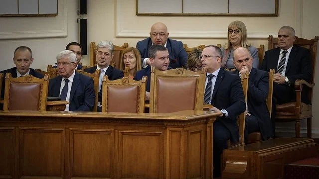 Правителството оцеля при вота на недоверие