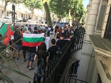 Българи протестираха в Лондон срещу Борисов (ВИДЕО)