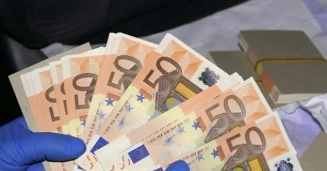 Мъж продаде стар шкаф заедно със спестяванията си в него