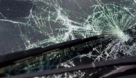 Шофьор на тир загина след като се удари в къща