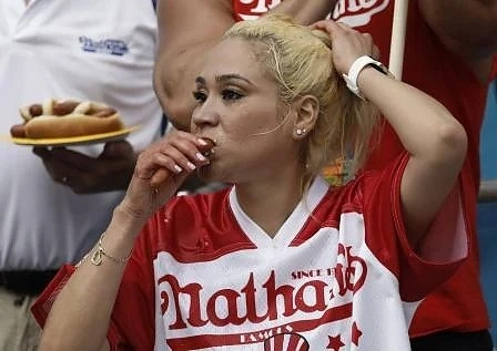 Пета поредна титла за състезателката по бързо ядене Мики Судо