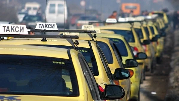 Такси-копърка в София дава касова бележка за пица и ракия
