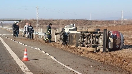 Цистерна с газ се обърна на пътя Бургас – София