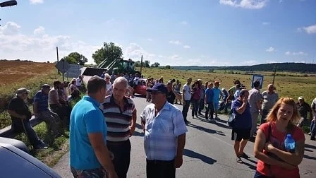 Животновъди блокираха пътища в Болярово заради евтаназия на добитък