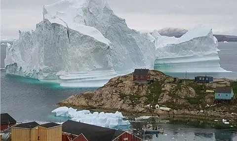 Евакуираха село заради огромен айсберг  