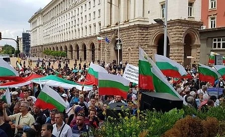 Протестиращите фермери опитаха да щурмуват сградата на МС (СНИМКИ)