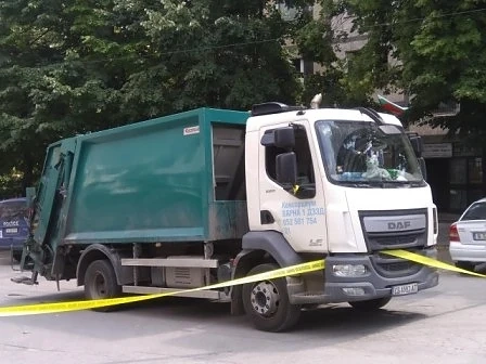 Шофьор на камион за боклуци блъсна и уби възрастна жена във Варна