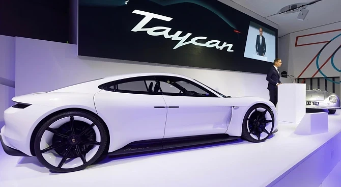 Валят поръчките към електромобила на Porsche 