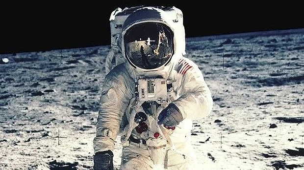 На днешната дата Нийл Армстронг стъпва на Луната