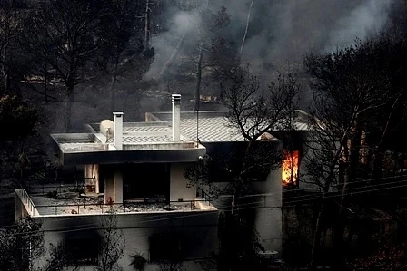 Гърция обяви тридневен траур, жертвите на пожарите са над 70