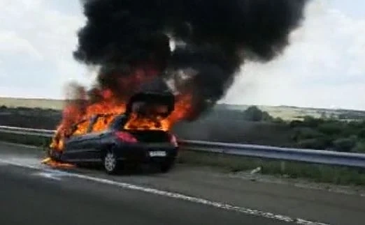 Кола се самозапали на магистрала \