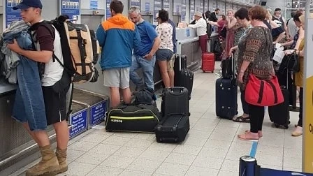 Десетки българи изкарали цяла нощ на летище \