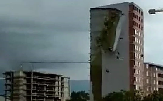 Вижте как пада мазилка на саниран блок (видео)