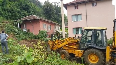 Проливните дъждове доведоха до свлачище в Неделино