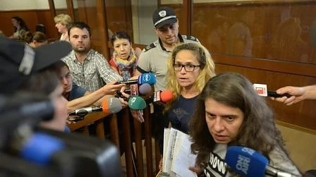 Приеха Десислава Иванчева в болница, отведоха я там с белезници