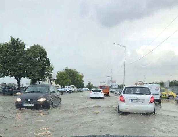 Поройни дъждове наводниха Варна 