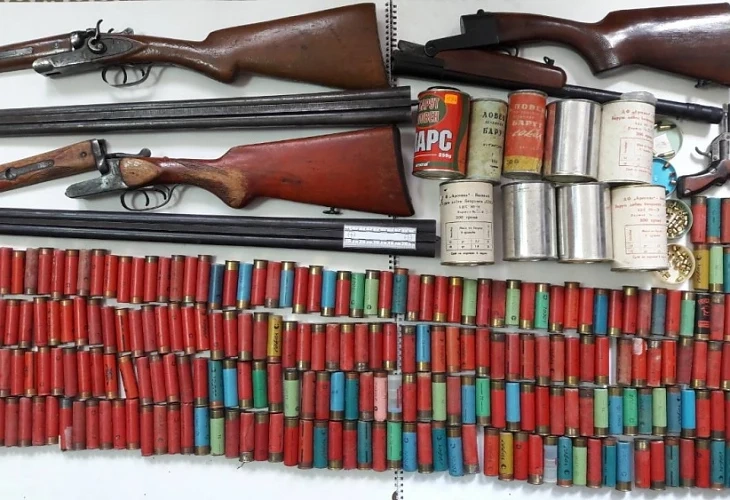 Иззеха незаконно оръжие и боеприпаси 