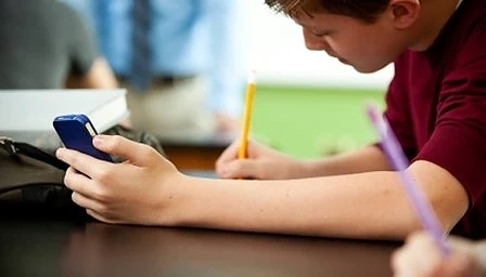 Възможно ли е да бъдат забранени мобилните телефони в училище?
