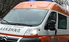Двама са в болница след катастрофа на \