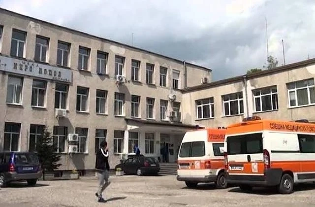 Карловци на протест заради закриване на родилното отделение 