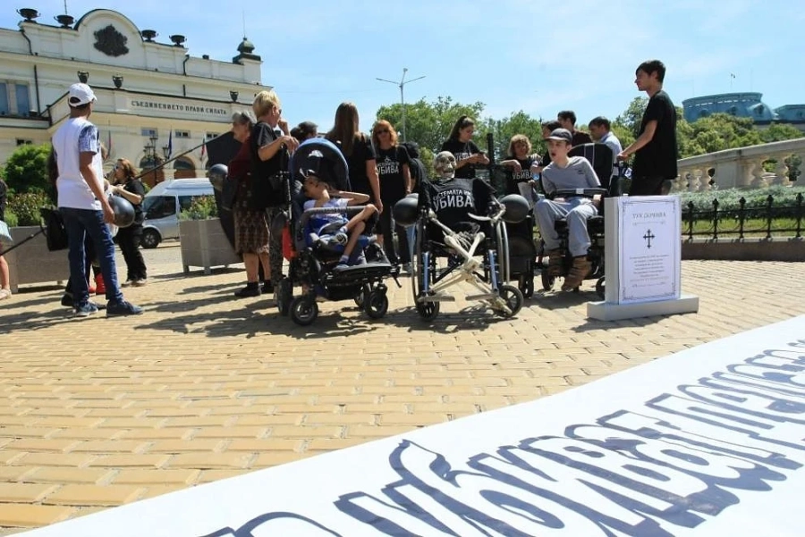 Майките на деца с увреждания поискаха оставката на Минчо Коралски
