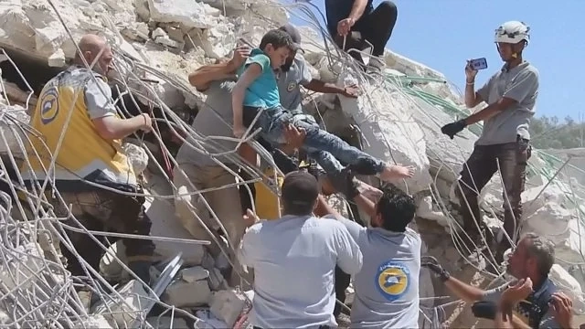 Мощна експлозия уби десетки цивилни в сирийския град Сармада