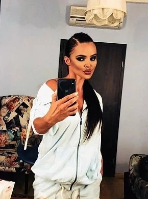 Мара Отварачката зарадва дъщеря си с рози за 300 лева