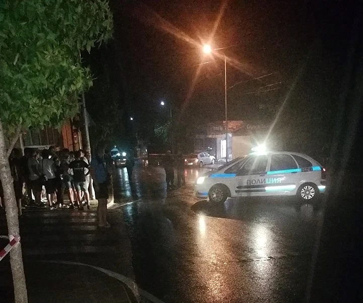 С опасност за живота са младежите, пометени от кола на тротоар в Петрич   